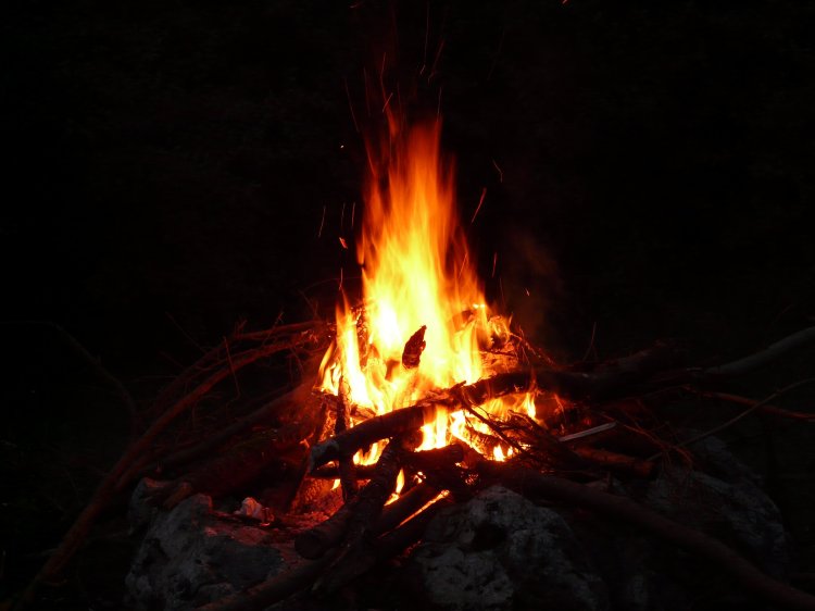 Por Hans. (Disponível em: https://pixabay.com/en/fire-campfire-flame-burn-embers-3312/)